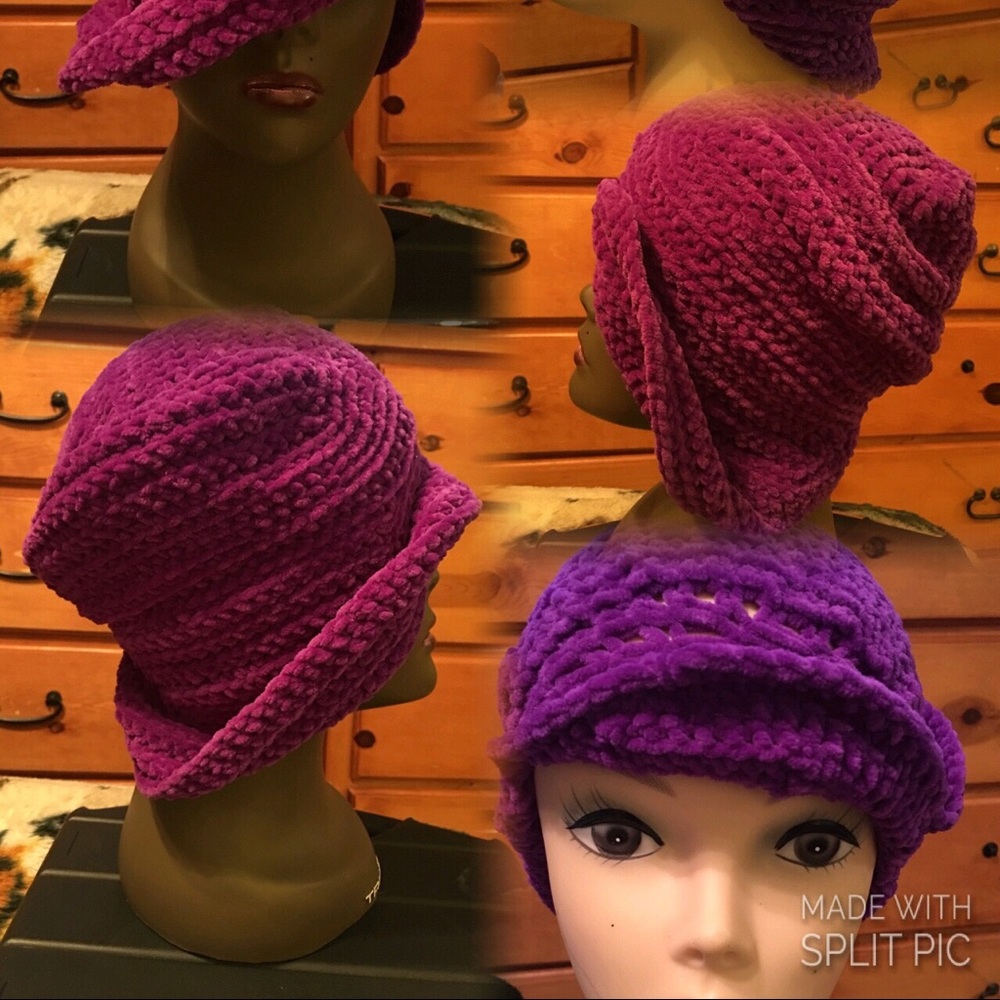 VELVET BEANIE HAT